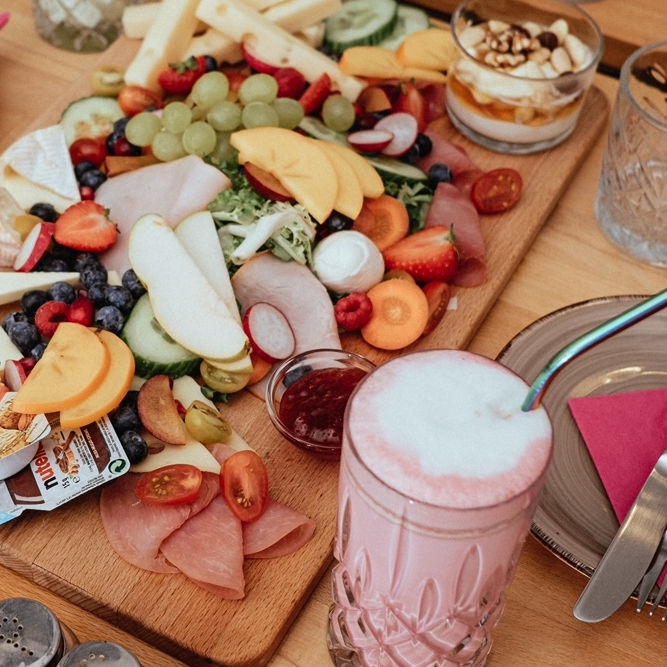 Bei uns bekommst Du leckere Wurst- und Käseplatten!