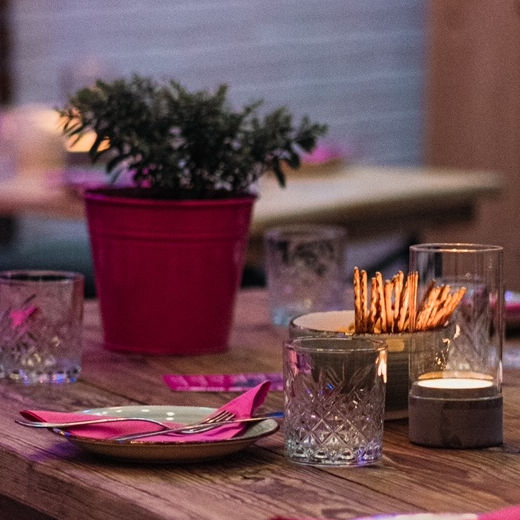 Frühstück oder Mittagessen im überdachten Außenbereich