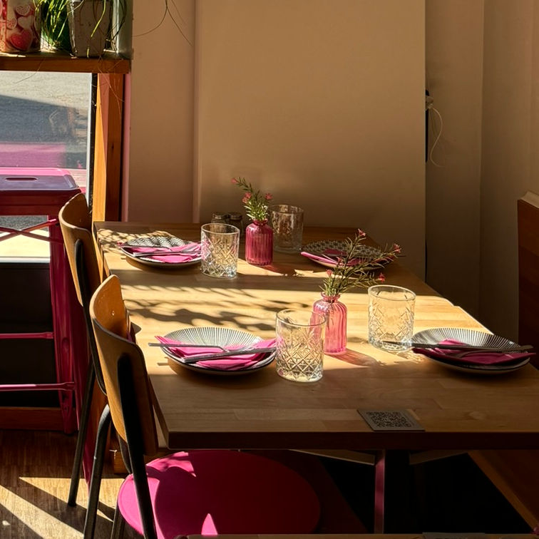 Helle Tische im Inneren